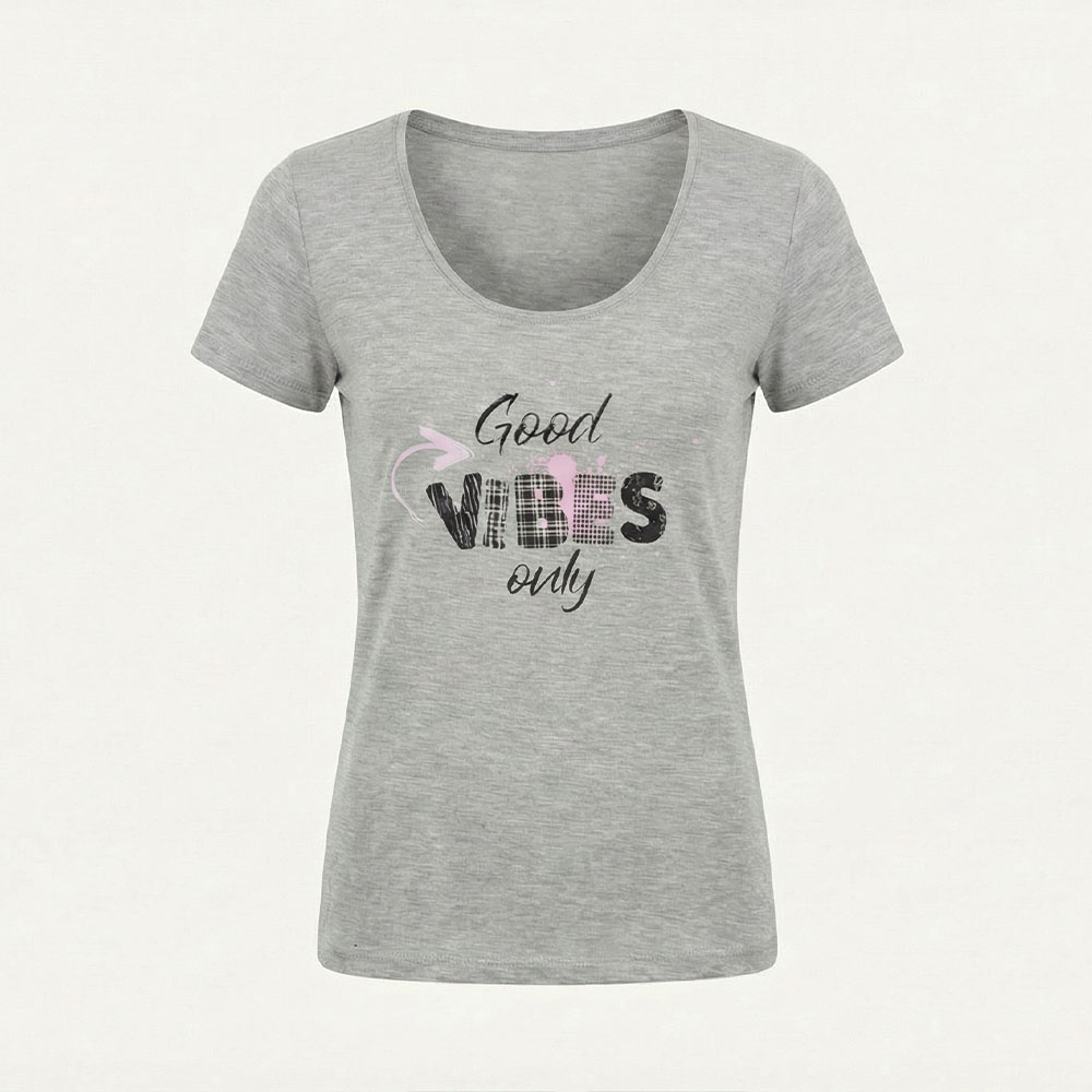 חולצת נשים GOOD VIBES ONLY מבית Rhythm Design בצבע אפור מלאנז׳ עם הדפס פרימיום, גזרה נשית מחמיאה ובד נעים לקיץ. מושלמת לשילוב עם ג׳ינס ולוק יומי. הזמיני אונליין עכשיו.