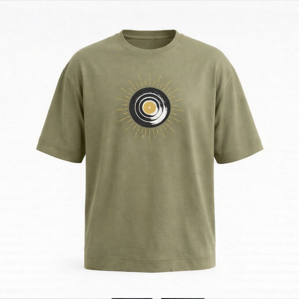 הזמינו אונליין חולצת אוברסייז Vinyl Sunburst ירוק זית מבית Rhythm Design גזרה רחבה בד איכותי והדפס ויניל עמיד משלוחים לכל הארץ